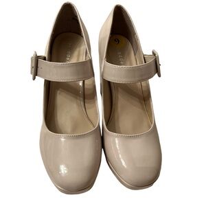 Madden Girl Cream Chunky Heel Shoes NWOT Size 9